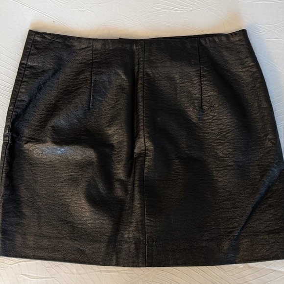 Edgy Faux Leather Skirt with Zipper - Picture 2 of 3